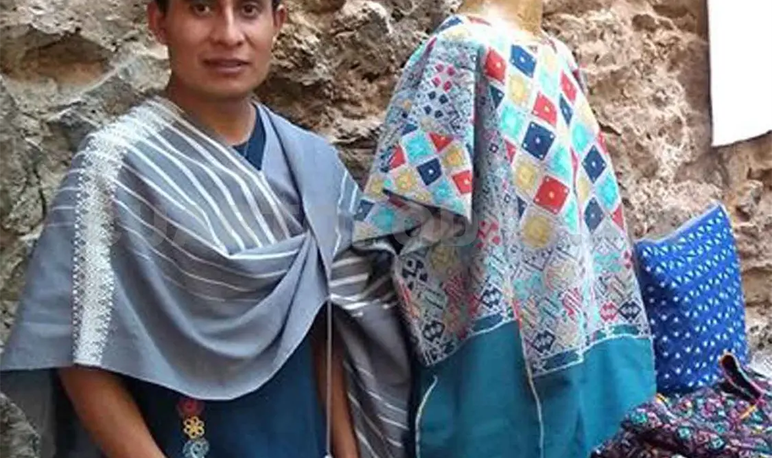 Retienen textiles de diseñador chiapaneco