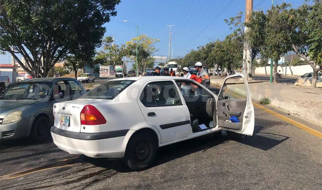 Acelerada conductora se estrella y queda herida