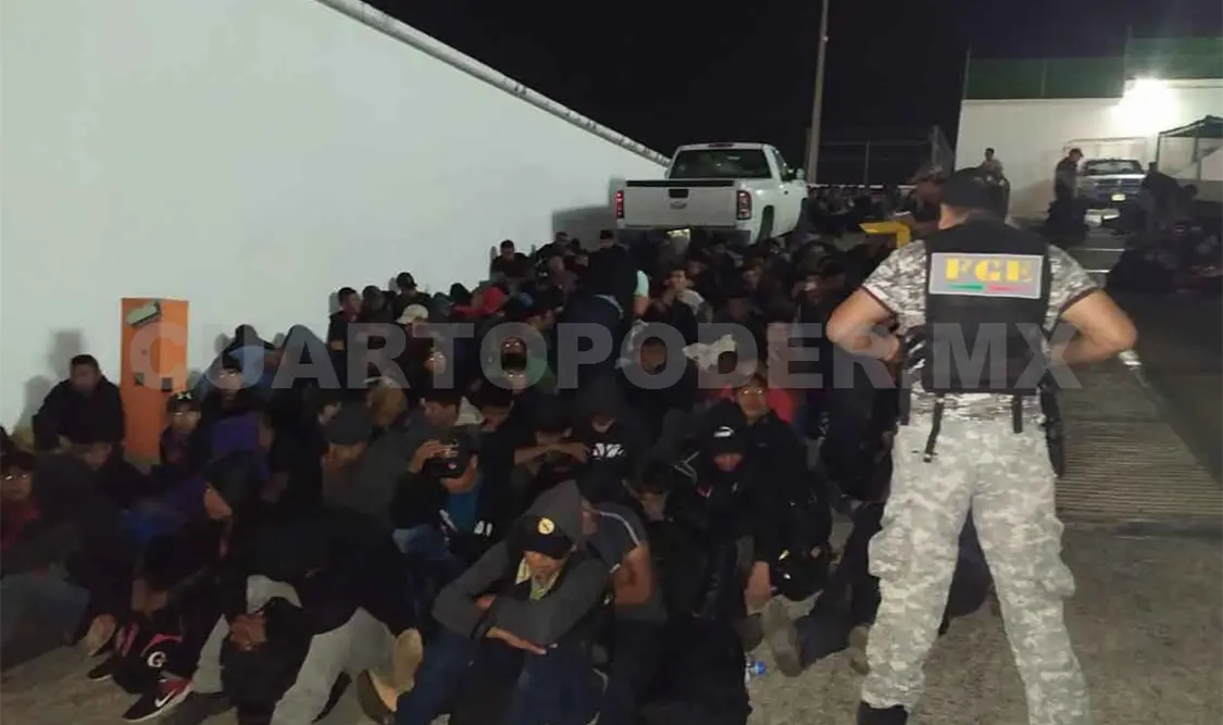 Rescatan a 292 migrantes llevados en dos tráileres