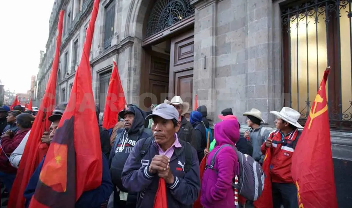 Manifestantes bloquean accesos al Palacio Nacional