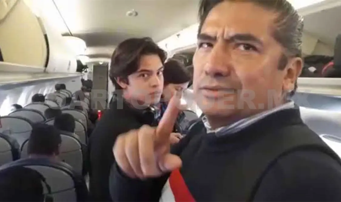 Familia se baja del avión donde iba AMLO