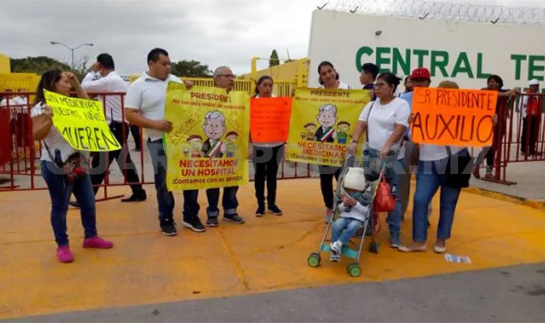 Afuera de la Central Termoeléctrica “Merida II”, a donde López Obrador realizaría un acto, los familiares de los menores se manifestaron. Agencias