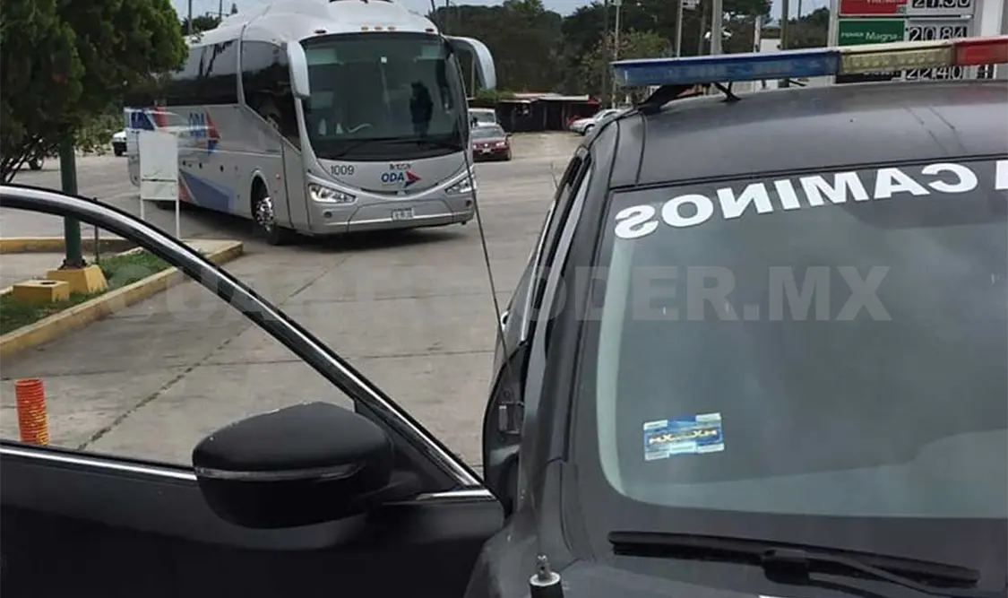 Elementos de seguridad estatal escoltan los vehículos que trasladan turismo. CP