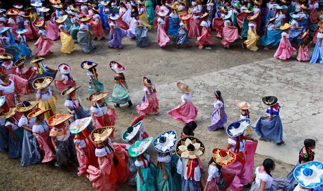 Coordinadamente las mujeres van encerrando un círculo en una de las ermitas para iniciar la celebración. Diego Pérez / CP