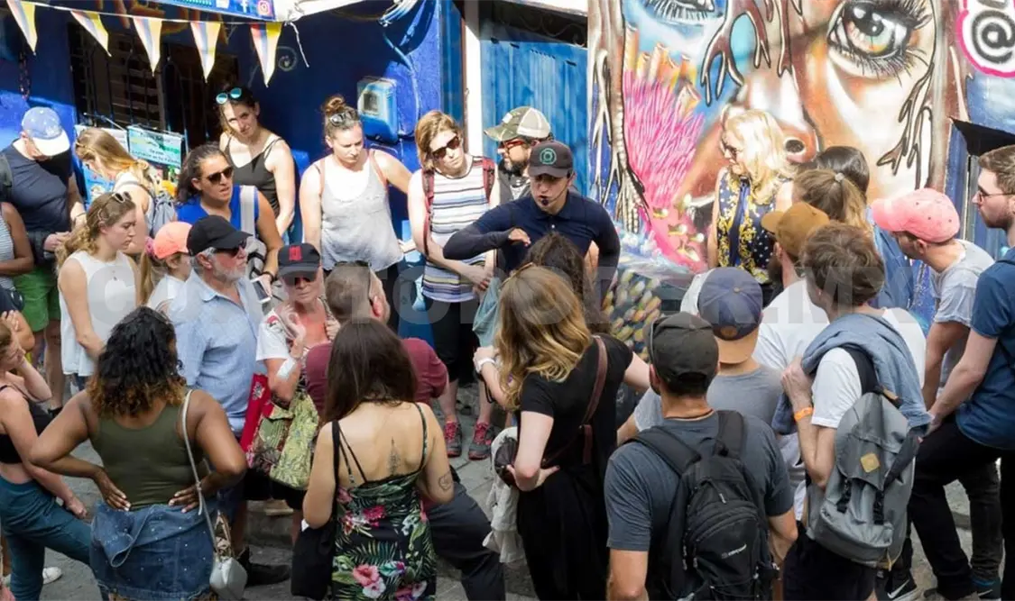 Las manifestaciones gráficas-pictóricas forman parte del paisaje que ven los turistas. Cortesía