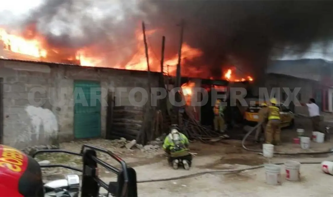 El incendio ocurrió ayer por la tarde-noche en un domicilio que se localiza en la colonia 5 de Marzo, en la ciudad de San Cristóbal. Manuel Martínez / CP