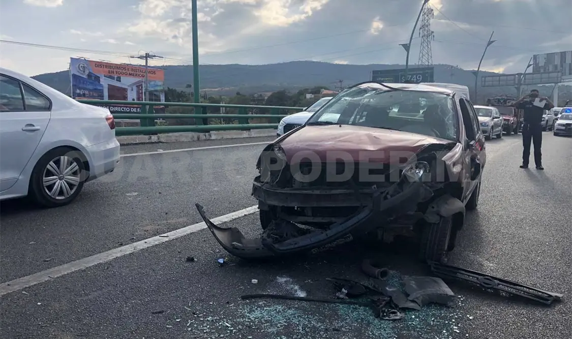 El automóvil quedó con serios daños en el lado del piloto, pues fue donde impactó con el muro de concreto decorativo de la carretera Tuxtla-Chiapa de Corzo. José Ortega / CP