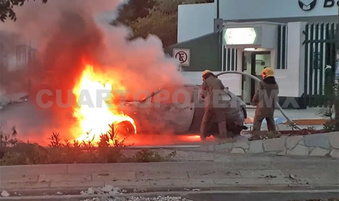 El incendio se registró pasada las seis y media de la mañana del sábado en el bulevar Ángel Albino Corzo. Rafael Cabrera / CP