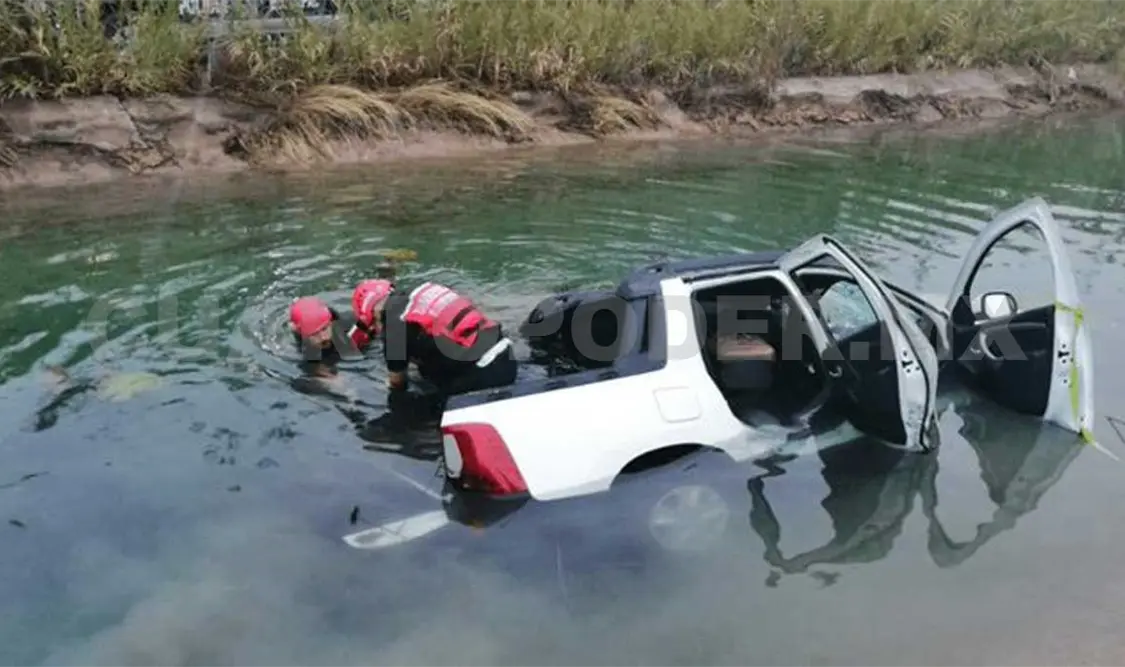 Camioneta cae a canal; reportan 5 muertos