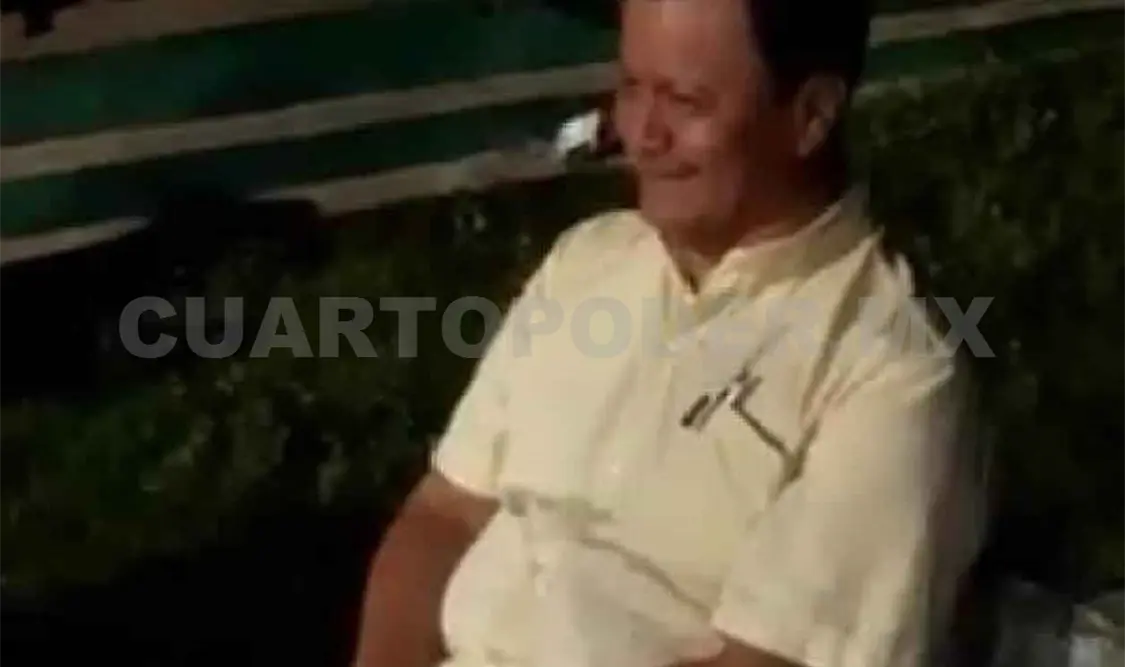 Retienen pobladores a secretario municipal