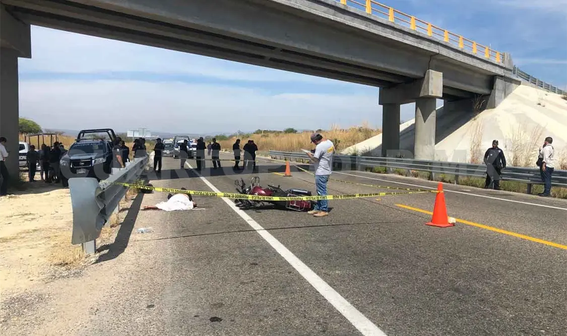 Cae de moto y pierde la vida