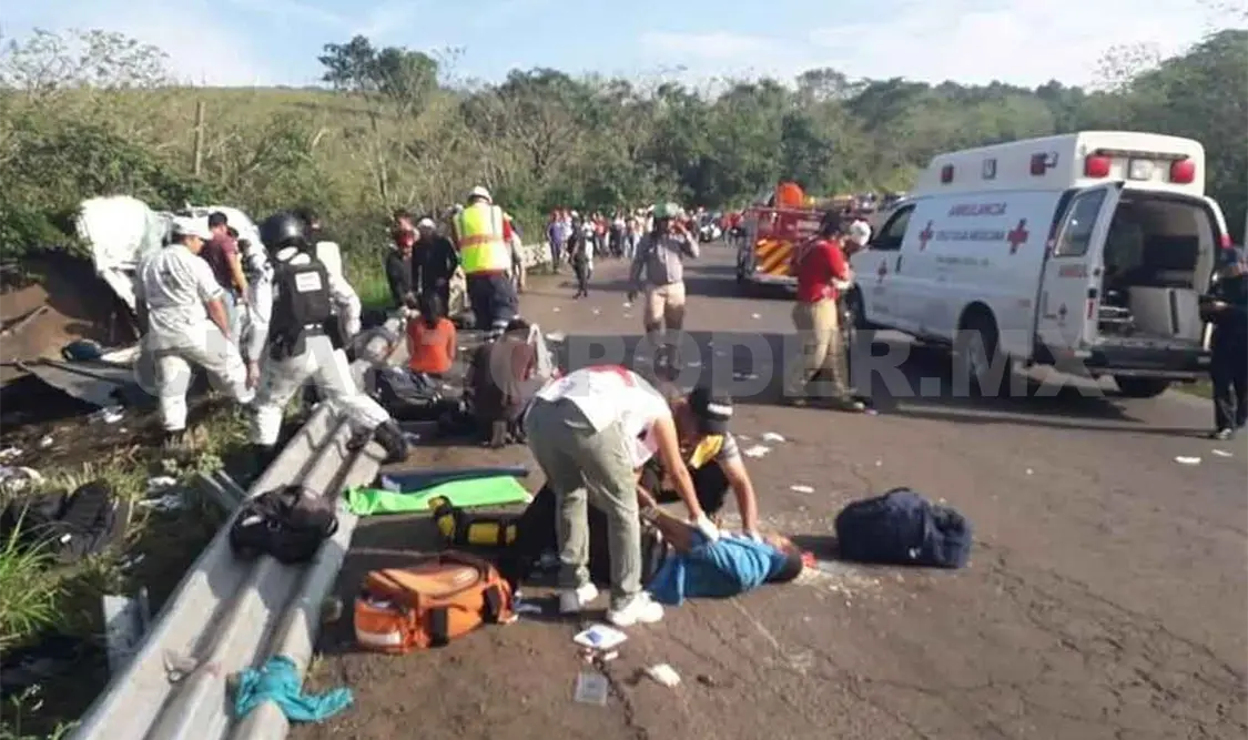 Un muerto y 45 migrantes heridos deja accidente