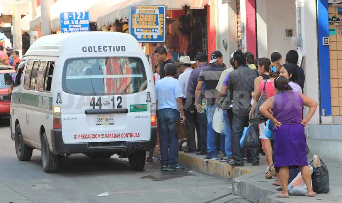 Transporte público satura calles del centro