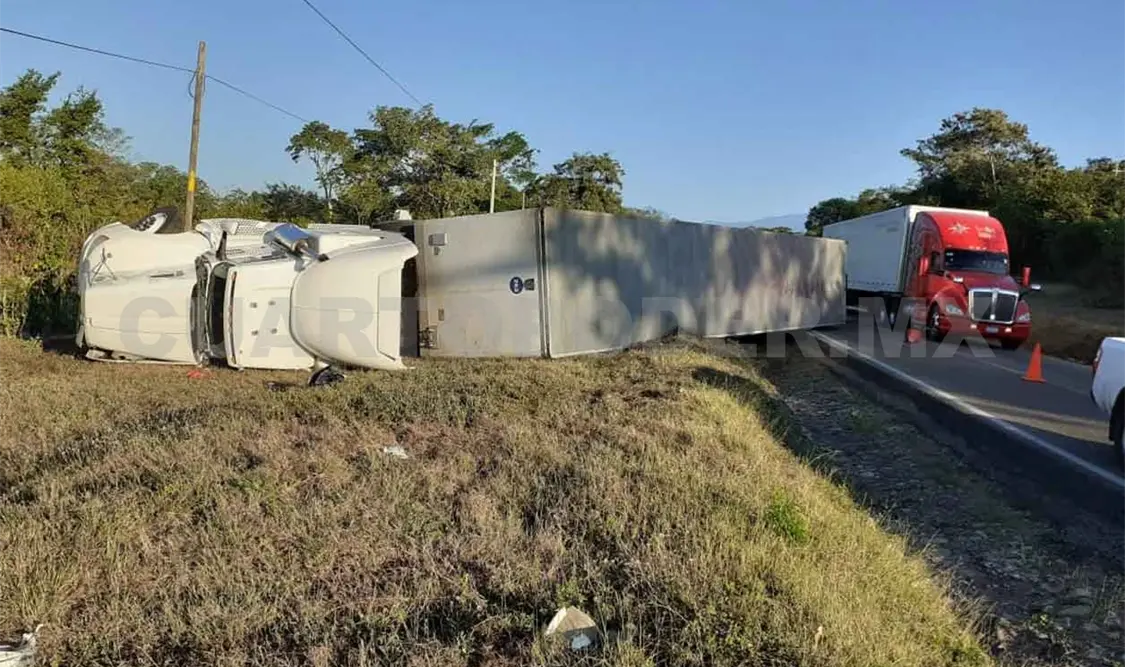 Vuelca tráiler en la Costera; chofer ileso