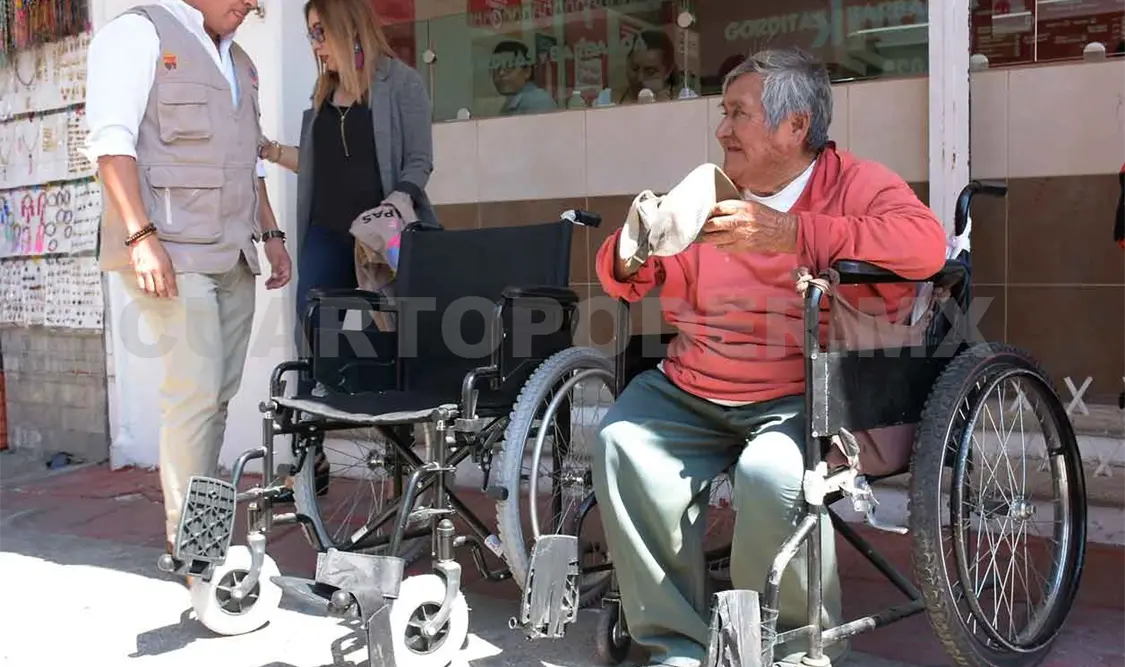 Don Rafael recibió su silla de ruedas