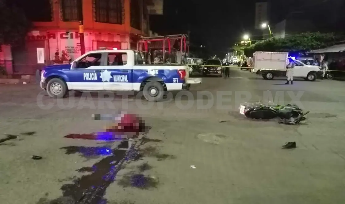 Muere motociclista al chocar contra una patrulla
