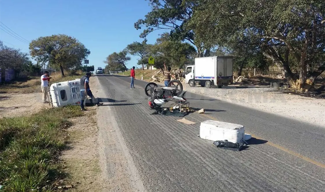 Vendedor de tortillas se estrella contra mototaxi