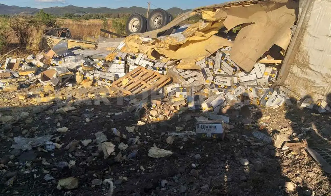 Vuelca camión repleto de cervezas; dos heridos