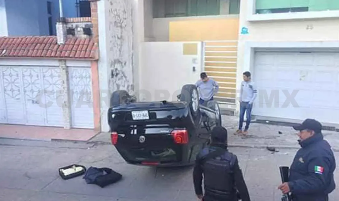 Acelerada conductora sufre volcadura