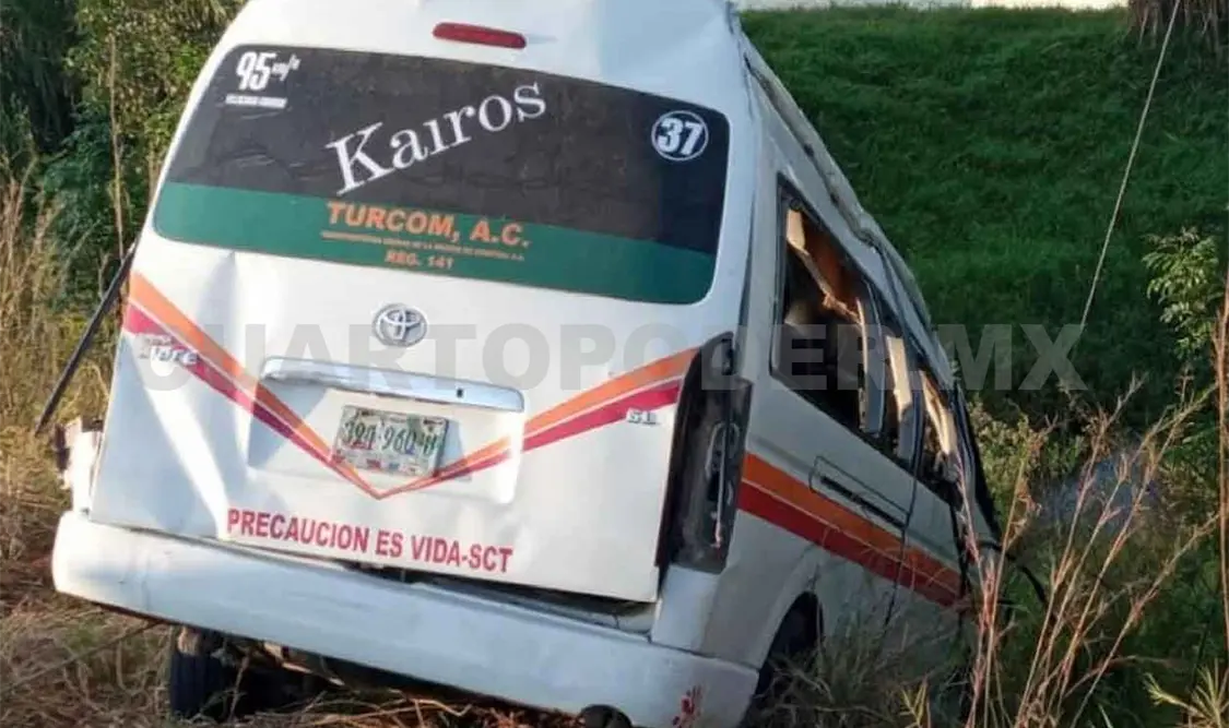 Volcadura de colectivo deja a ocho lesionados