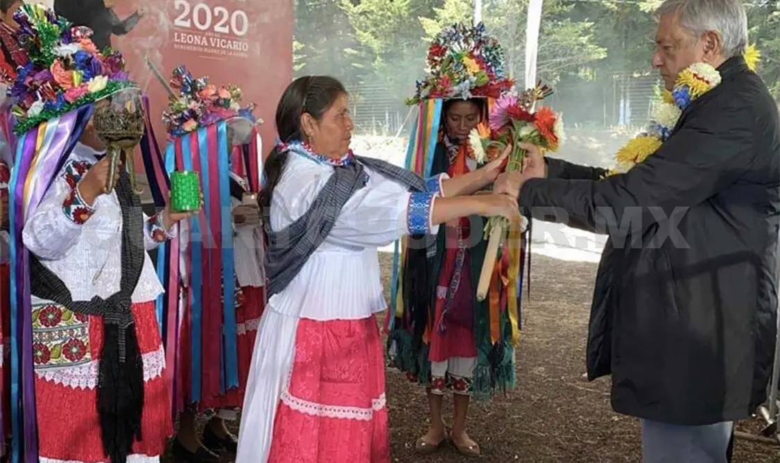 Durante el Ritual de los Cuatro Puntos, una mujer otomí entregó el bastón de mando al Ejecutivo. Presidencia