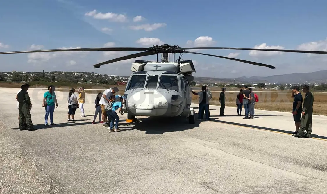 Los pilotos convivieron con las niñas y niños. Andrés Domínguez / CP