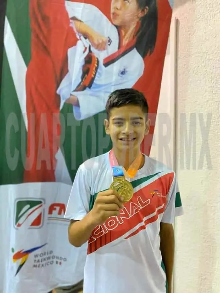 Luego de intensos combates, el taekwondoín chiapaneco luce su medalla dorada internacional. Cortesía