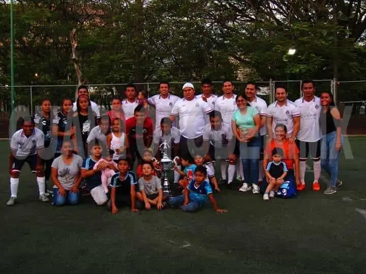 Nueva Estrella posando con un trofeo más que lo acredita como campeón absoluto. Cortesía