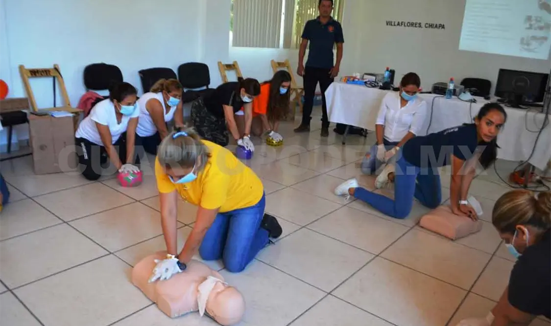 Bomberos imparten primeros auxilios