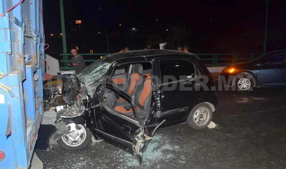 Sujeto se estrella contra coloso; queda prensado