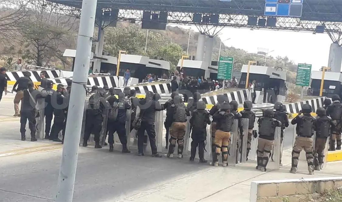Policías retiran a normalistas de la caseta de cobro
