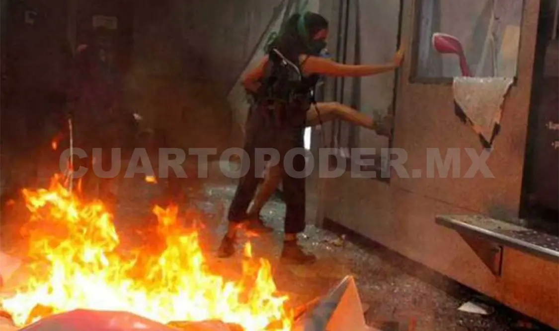 Este viernes, durante las manifestaciones de feministas, un grupo de mujeres encapuchadas pintó y prendió fuego a uno de los camiones de un periódico. El Universal