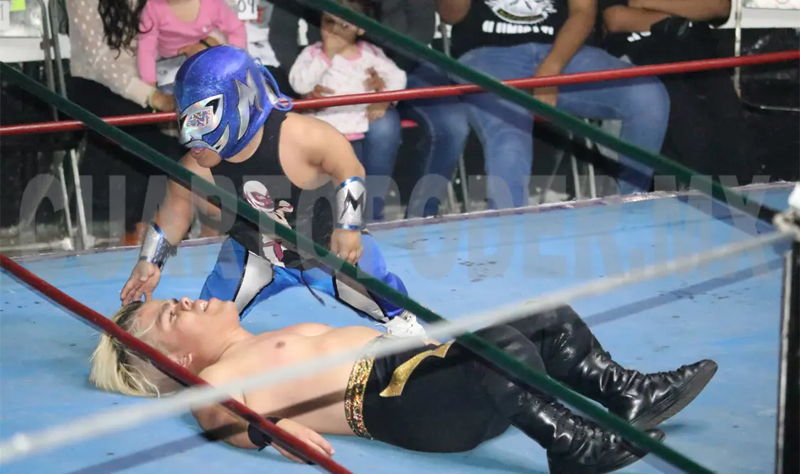 Microman dando castigo al luchador rudo Átomo, en la gran función de Minis. Cortesía