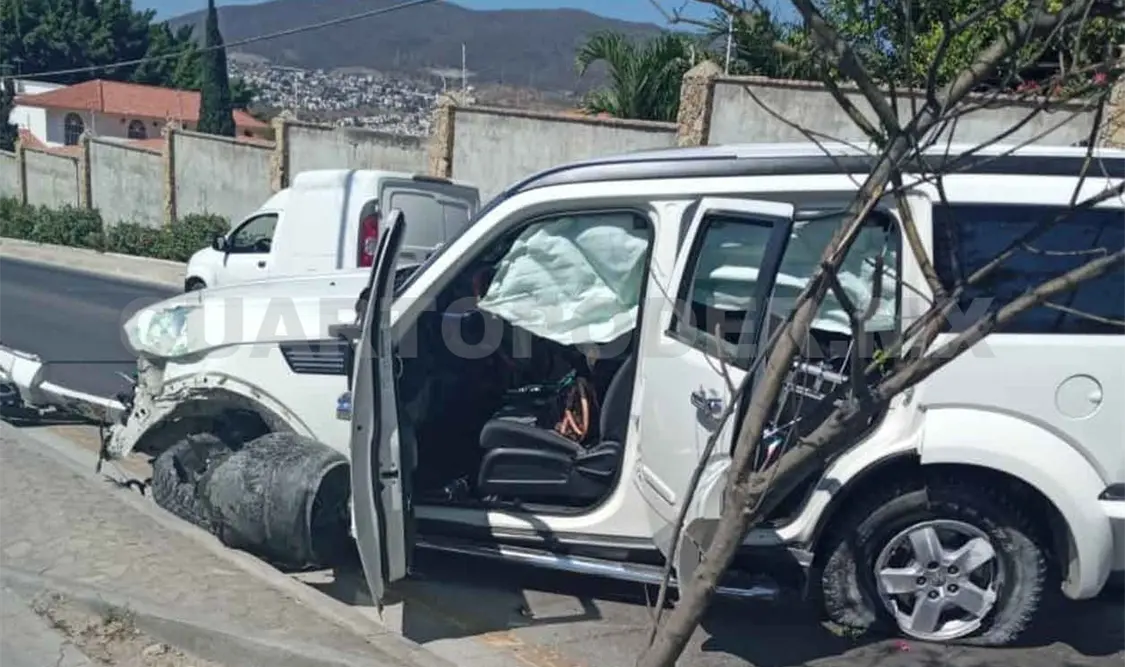 Estalla llanta de camioneta y choca