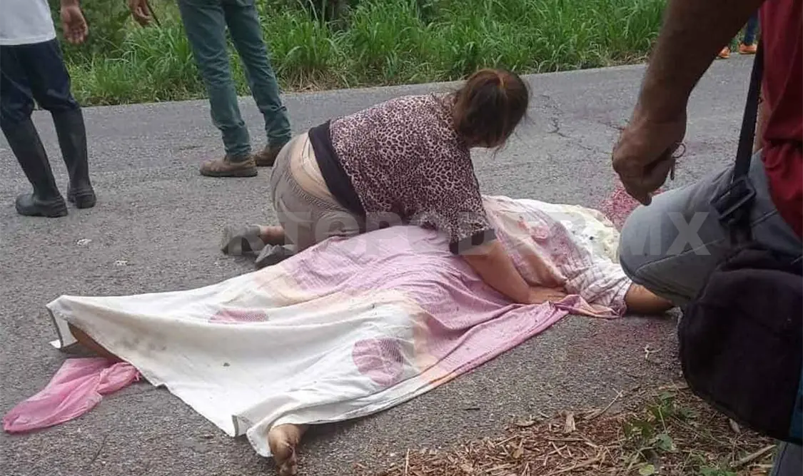 Camión embiste a moto; un muerto y un herido
