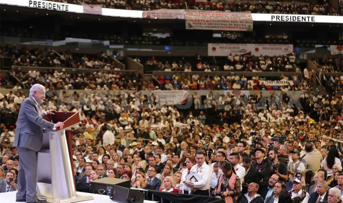AMLO ofrece enfrentar problema de pensiones