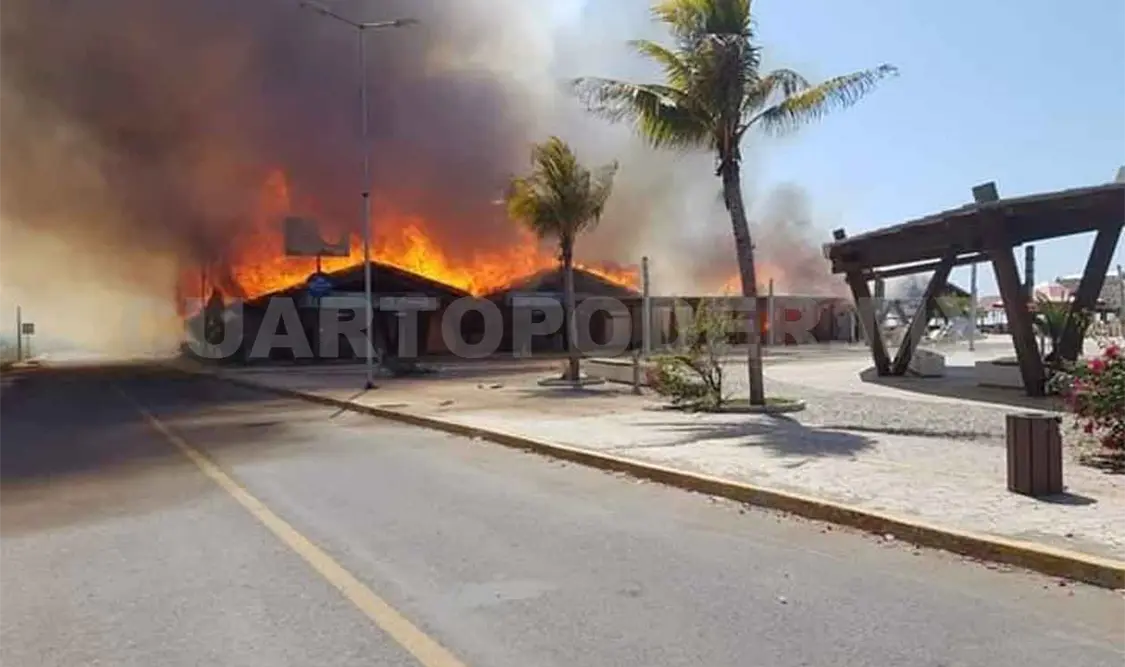 Incendio arrasa con Plaza Madero