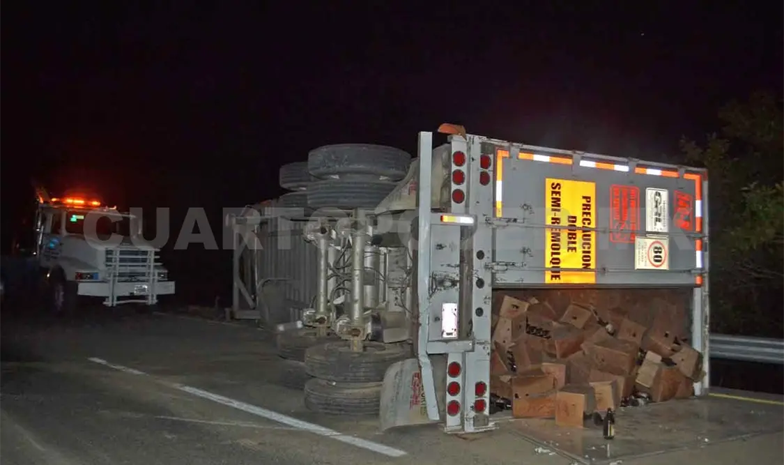 Se desprende remolque de tráiler y queda volcado