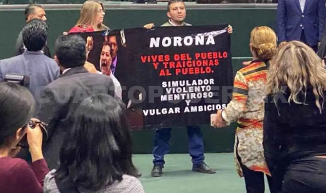 Personas encaran a Fernández Noroña