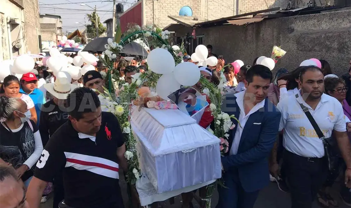 Con música y peluches despiden a Fátima