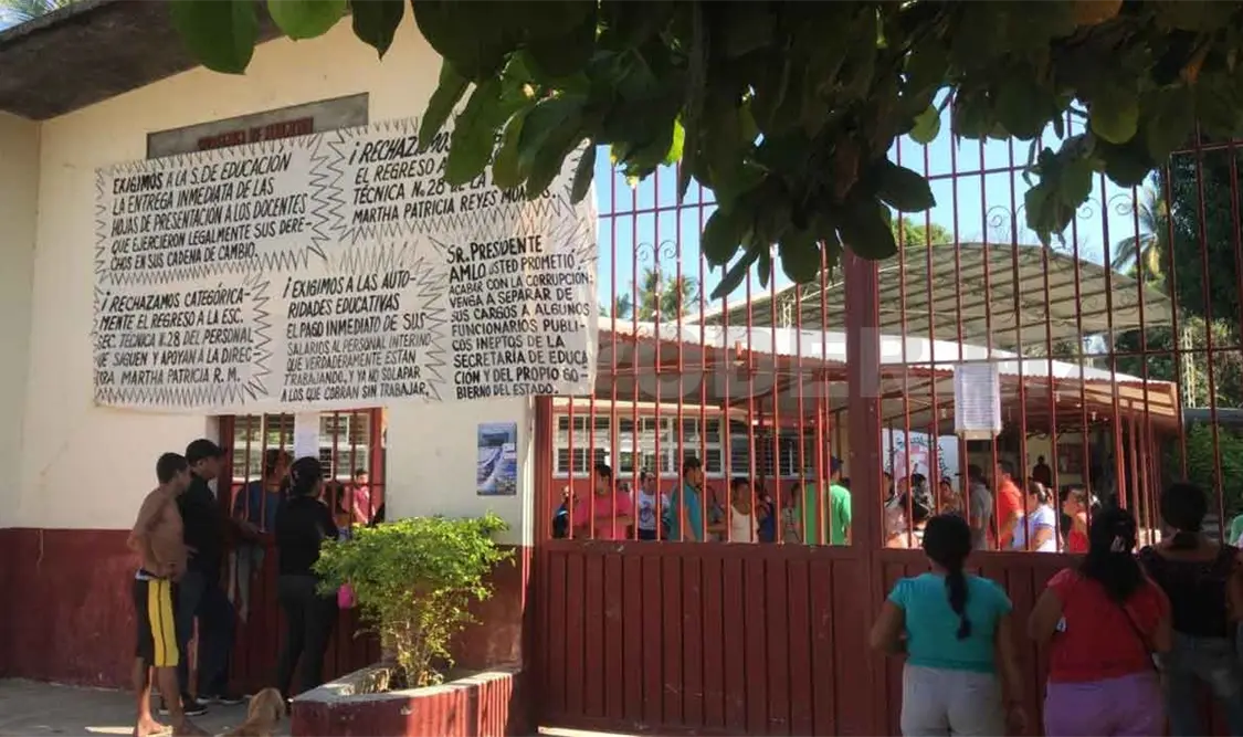 Siguen protestas por regreso de directora