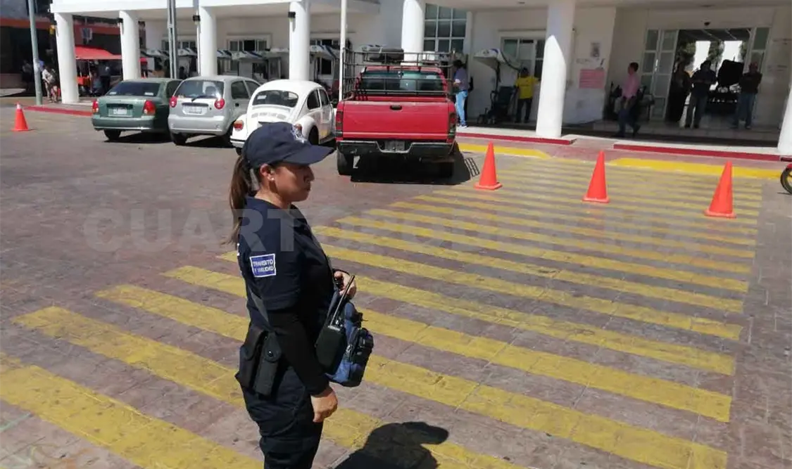 Las agentes de Tránsito ponen orden en vialidades