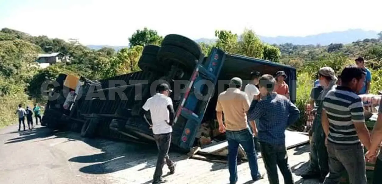 Vuelca tráiler repleto de cerveza; no hubo heridos