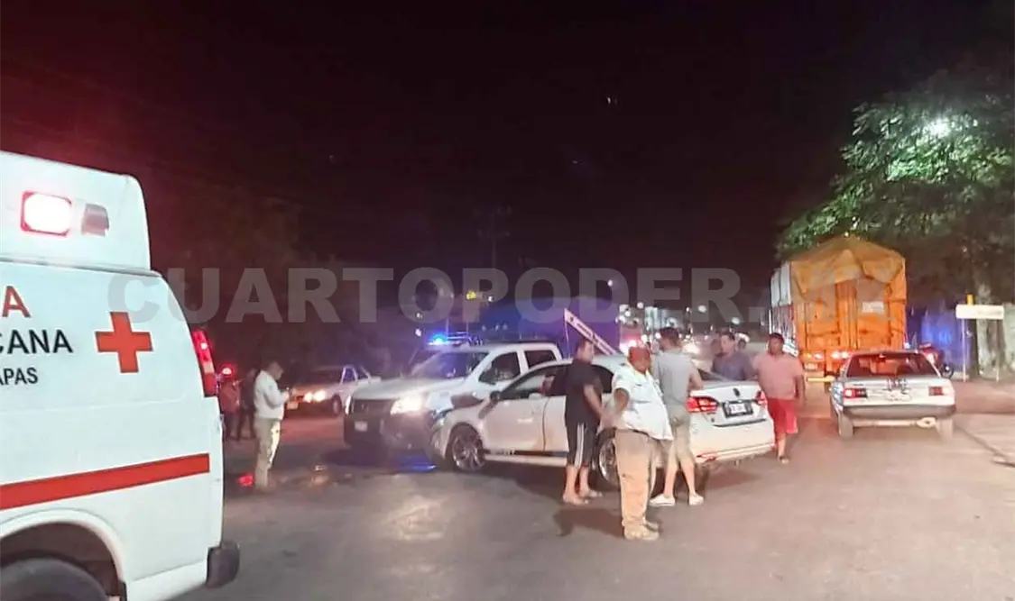 Tres heridos en choque de Jetta y una estaquita