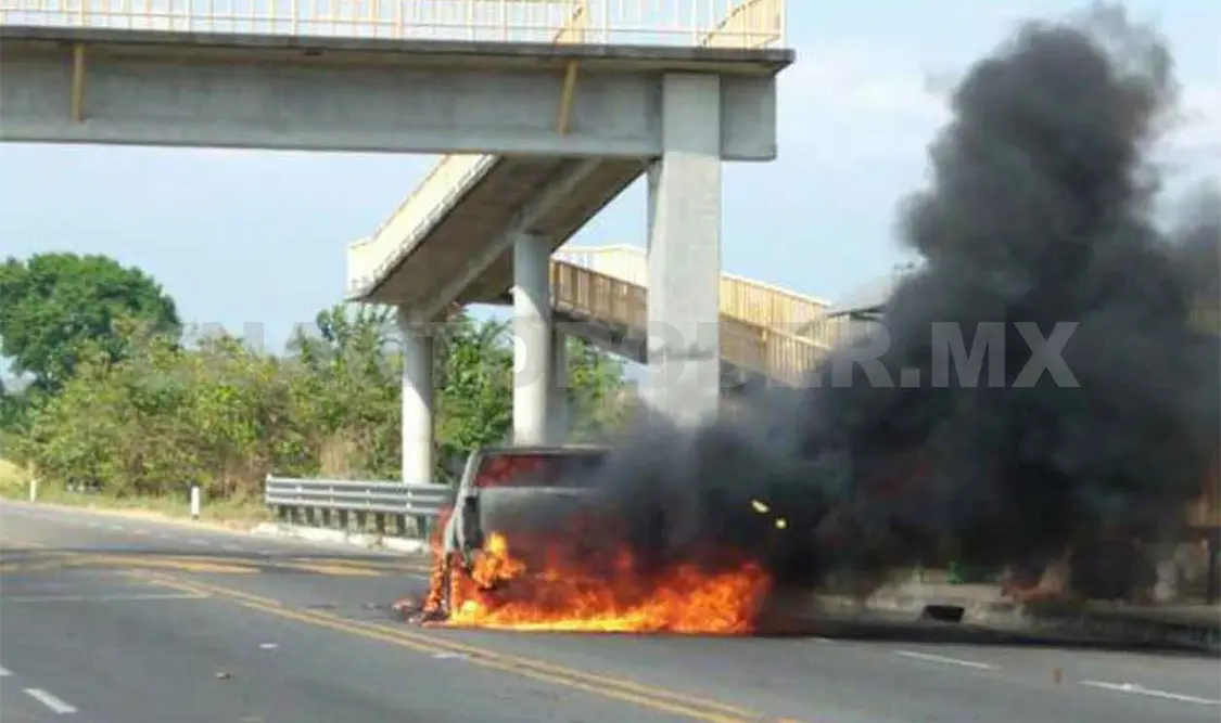 Voraz incendio dejó en cenizas una Pick up