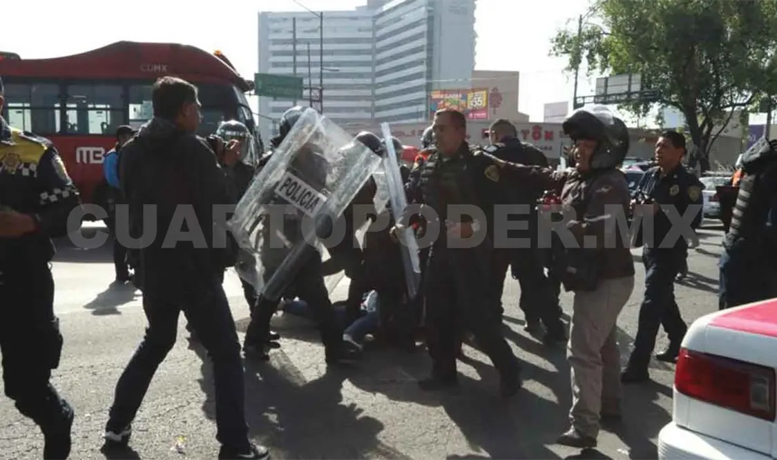 Taxistas se enfrentan con policías