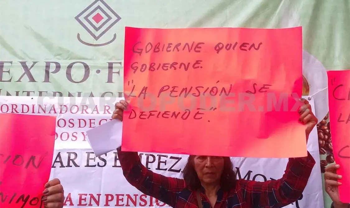Se manifiestan pensionados y jubilados contra las UMAS