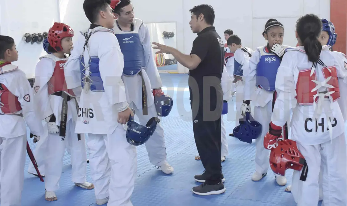 Durante los trabajos, el taekwondoín comiteco es uno de los más requeridos para ejemplificar los movimientos. Guillermo Ramos/CP