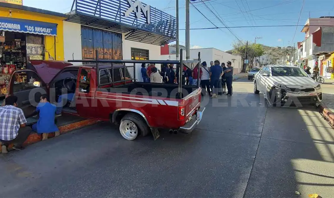 Camioneta se estrella en refaccionaria tras choque