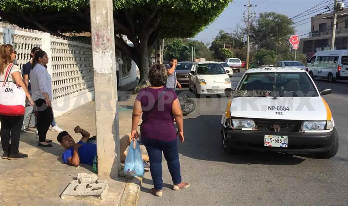 Mala maniobra de taxi causa percance